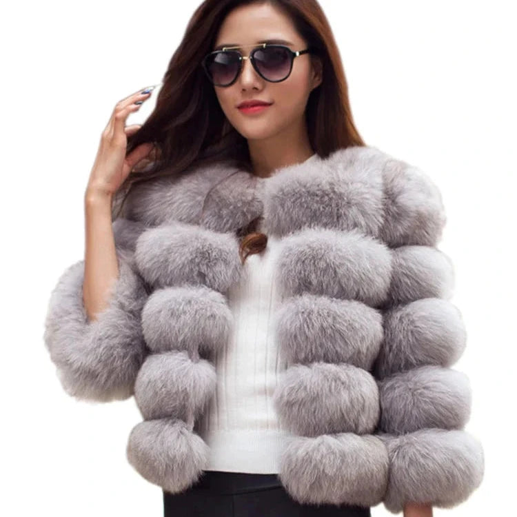 A sophisticated faux fur coat in an elegant design, suitable for autumn and winter. The coat features a plush texture resembling real fur, offering warmth and comfort. Available in sizes S to 5XL, it ensures a flattering fit for various body types.