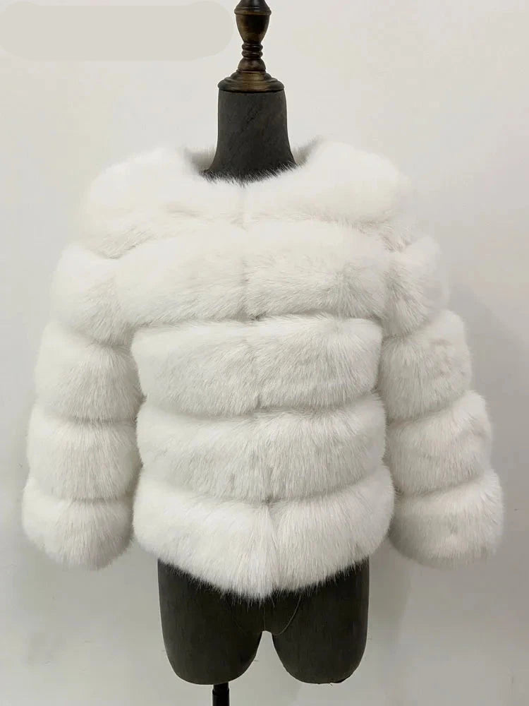 A sophisticated faux fur coat in an elegant design, suitable for autumn and winter. The coat features a plush texture resembling real fur, offering warmth and comfort. Available in sizes S to 5XL, it ensures a flattering fit for various body types.