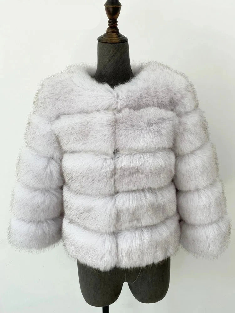 A sophisticated faux fur coat in an elegant design, suitable for autumn and winter. The coat features a plush texture resembling real fur, offering warmth and comfort. Available in sizes S to 5XL, it ensures a flattering fit for various body types.