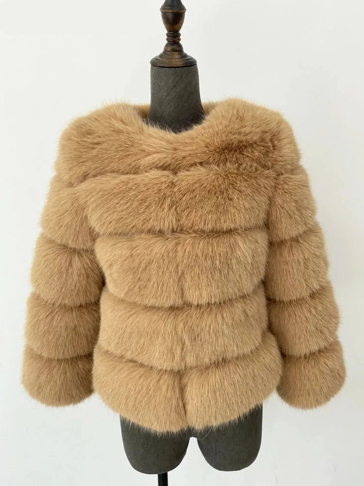 A sophisticated faux fur coat in an elegant design, suitable for autumn and winter. The coat features a plush texture resembling real fur, offering warmth and comfort. Available in sizes S to 5XL, it ensures a flattering fit for various body types.