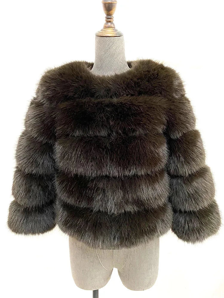 A sophisticated faux fur coat in an elegant design, suitable for autumn and winter. The coat features a plush texture resembling real fur, offering warmth and comfort. Available in sizes S to 5XL, it ensures a flattering fit for various body types.